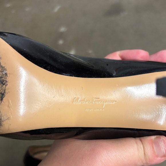 Salvatore Ferragamo Black Patent Leather Heels with Bow 8.5 - Picture 5 of 5